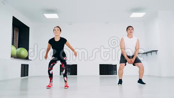 在健身室里的男人和女人在现场跳视频的预览图