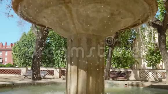 喷泉水滴如雪花飘落的慢镜头水的概念视频的预览图