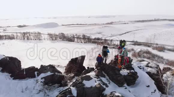 七个穿着特殊制服和滑雪杆的旅行者他们辛苦地工作穿过一个大雪堆视频的预览图