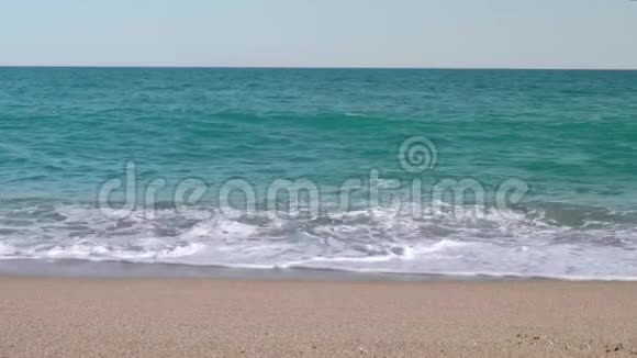 沙滩上海浪拍拍的慢镜头风和日丽的下午视频的预览图