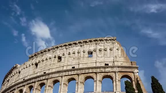 罗马竞技场的建筑细节地标在市中心时间4K与美丽的滚动云视频的预览图