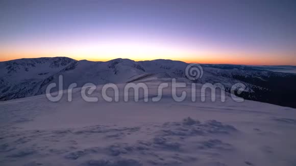 夕阳西下山中夜深视频的预览图