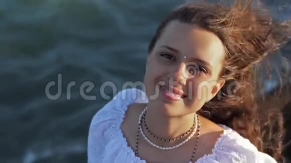 海上风中女子的肖像视频的预览图