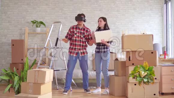 一位年轻女子带着笔记本电脑向一位戴着VR眼镜的男子展示了一套新公寓的项目视频的预览图