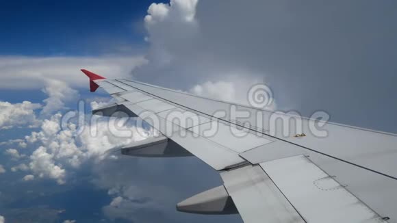 4K镜头飞机着陆飞行飞机的翅膀飞向白云和蓝天美丽的空中景色视频的预览图