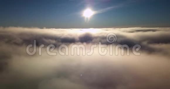 在蓝天的阳光下飞越浓雾和云层4k视频视频的预览图