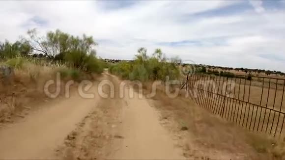 富恩特拉兰查和杜克河的乡村道路视频的预览图