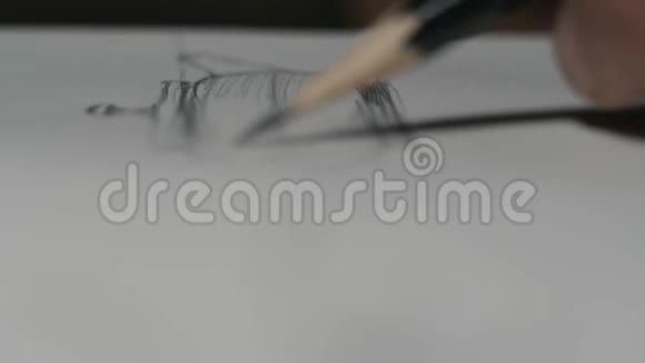 特写一个男手在纸上画一个泥茶壶素描男性用铅笔画画宏观视野4k录像5994fps视频的预览图