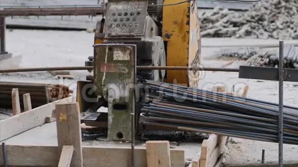 一名工人按下工业切割金属机和钢筋的踏板视频的预览图