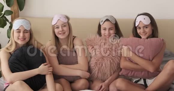 睡衣派对期间带枕头的少女视频的预览图