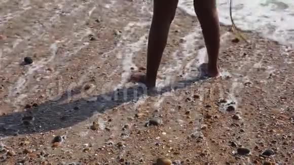 在英国布莱顿海滩上的海浪中玩耍的幼儿视频的预览图