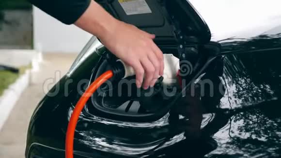 充电时带电嘴的黑色汽车罩视频的预览图