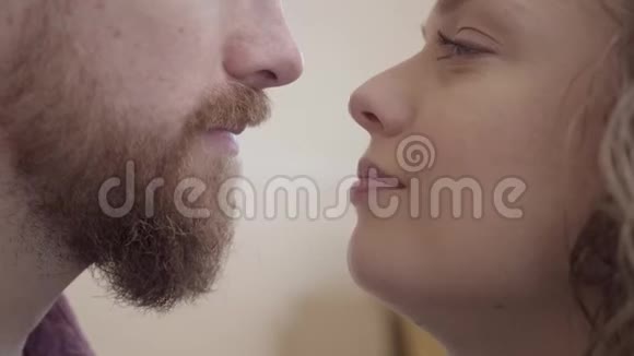 近距离亲吻胡子男美女美丽的一对夫妇互相表示他们的温柔爱情幸福视频的预览图