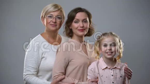 在灰色背景下微笑多代女性家庭关系爱情视频的预览图