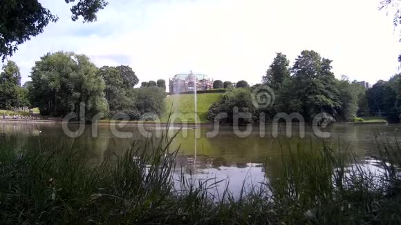 德累斯顿德国茨温格尔公园湖与喷泉2视频的预览图