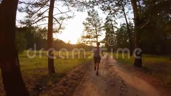 日落时分在乡间小路上奔跑的女孩视频的预览图