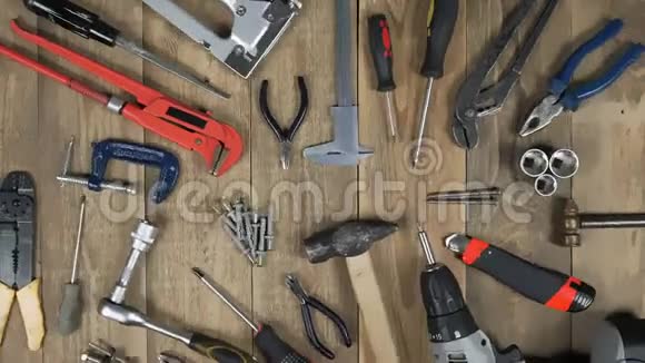 各种工具的动画以推广家庭工匠的木制背景视频的预览图
