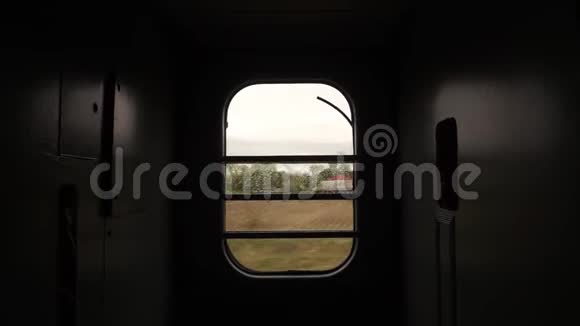 火车车窗玻璃从火车侧窗景观山村穆迪电影拍摄视频的预览图