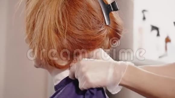 戴手套的理发师把头发固定在客户脖子上视频的预览图
