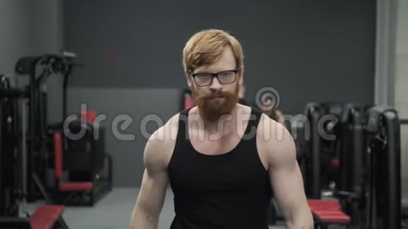 肌肉发达红发男子进入健身房的后续拍摄戴眼镜的人视频的预览图