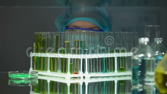 用黄色液体在试管中加入绿色粉末并检验反应视频的预览图