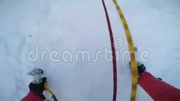 攀岩登山者在雪地和岩石堆的混合路线上视频的预览图