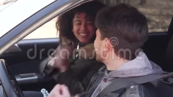 两个坐在车里跳舞视频的预览图