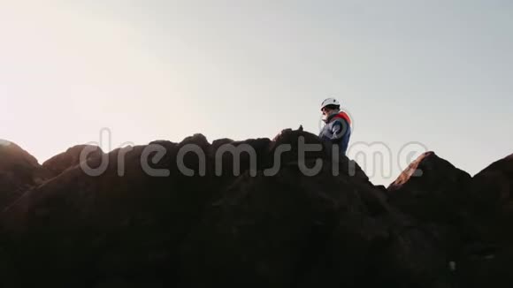 人旅游装备在山顶眺望远方操作员通过视频拍摄它视频的预览图