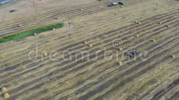 现代联合收割小麦的空中景观视频的预览图