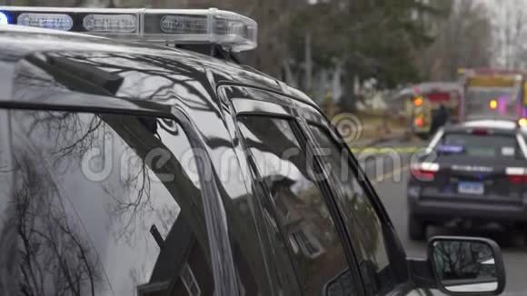 警方车辆接近犯罪现场五分之五视频的预览图