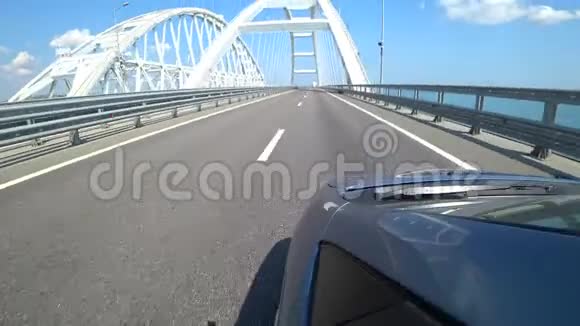 汽车在克里米亚桥上行驶拍摄广角镜头视频的预览图