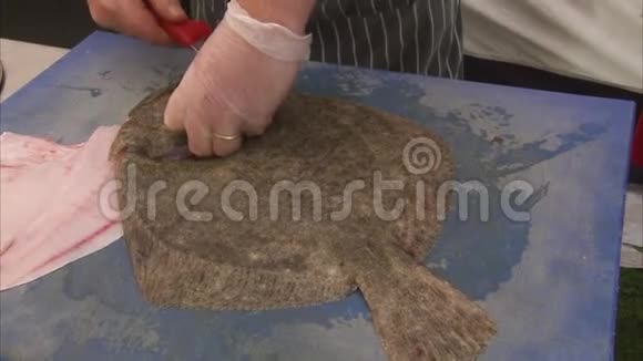剥一条涡轮鱼的皮视频的预览图