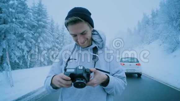 男摄影师在冬天拍摄镜头视频的预览图