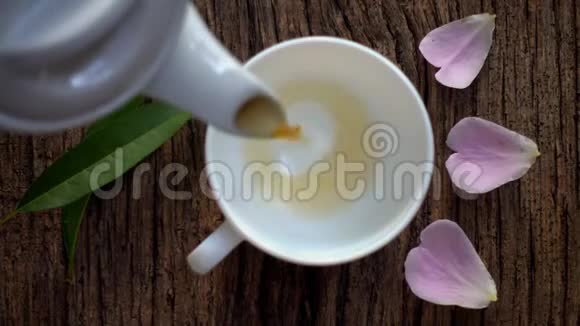 天然的热的新鲜的茶与香料被倒入一个杯子顶部的视图视频的预览图
