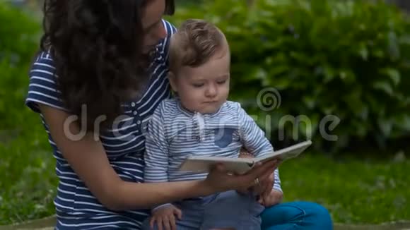 妈妈带着孩子在花园里看书4K视频的预览图