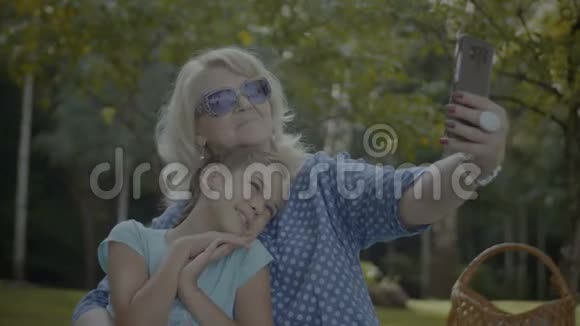 积极的奶奶和孙子一起自拍视频的预览图