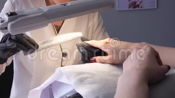 医生用文件处理指甲视频的预览图