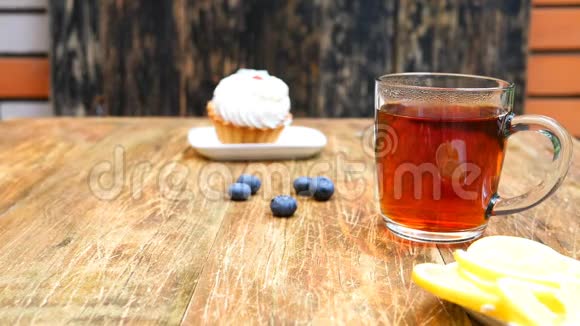 自制厨房茶是用透明的玻璃杯准备的一块糖浸在热茶里为你做一个甜蜜的视频的预览图