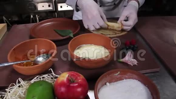 餐厅厨房用野莓做甜点视频的预览图