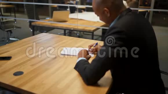 会议期间非洲商人和他的高加索同事在办公室签署了就业文件视频的预览图