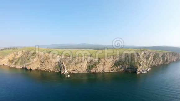 无人机正在海面和陡峭的岩石海岸上空向前飞行视频的预览图