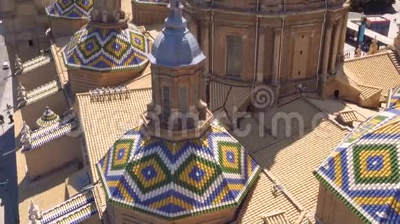 空中倾斜拍摄的穹顶和屋顶的著名地标巴西利卡我们的夫人的支柱萨拉戈萨西班牙视频的预览图
