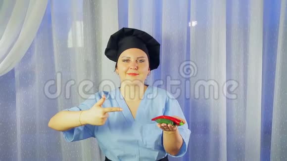 女人穿着围裙做饭微笑着手里拿着辣椒指着它们视频的预览图