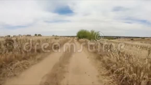 富恩特拉兰查和杜克河的乡村道路视频的预览图