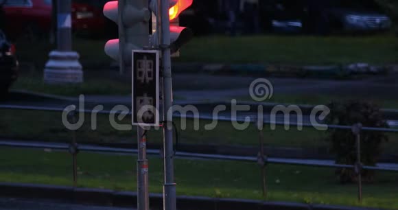 行人交通灯由绿色至红色的倒计时开关视频的预览图