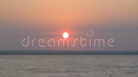 日落时在海滩冲浪红日映在海水上时光流逝没有声音视频的预览图