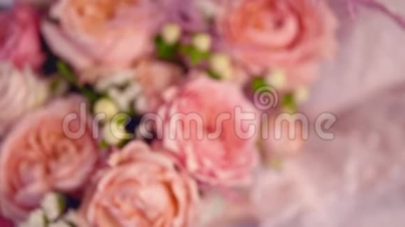 粉红色玫瑰的背景设计师的花束视频的预览图
