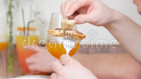 一个人把焦糖放在煎饼上吃视频的预览图