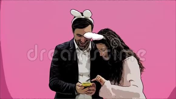 年轻情侣的粉色背景头上有贪婪的耳朵在这张复活节照片中我在我的视频的预览图
