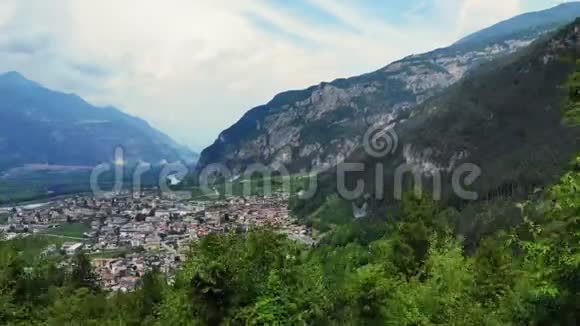 意大利特伦托的贝塞内洛和卡里亚诺镇和北部葡萄园的鸟瞰图这是一个美丽的大山城全景视频的预览图